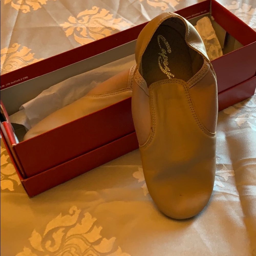 Capezio EJ2 Jazz Shoe in Caramel in box